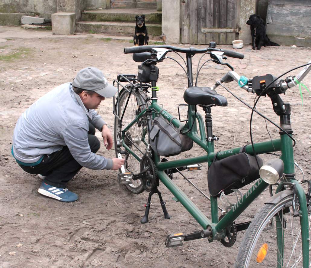 Mateusz przy swoim rowerze, na którym w tandemie pokonuje nawet 50 kilometrów jednego dnia