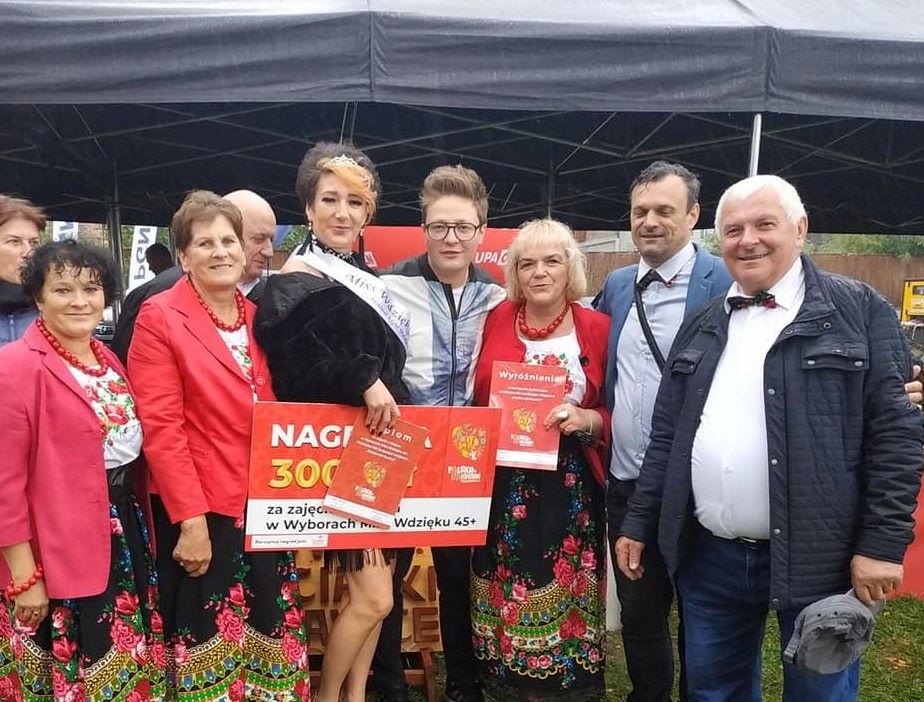 Mamy swoją miss wdzięku! – Herbaciarki cieszą się z pierwszego miejsca członkini koła, Niny, która zwyciężyła w konkursie festiwalu Polska od Kuchni