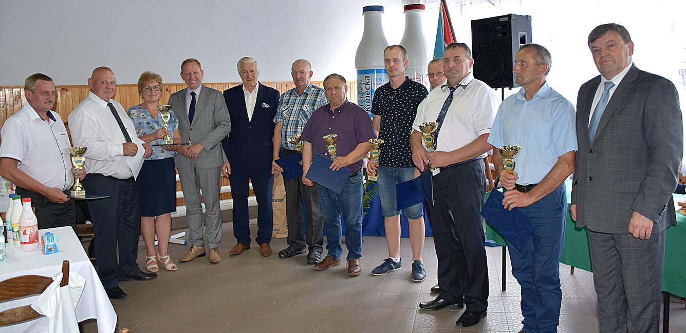 Nagrodzeni dostawcy OSM Końskie wraz z zarządem spółdzielni oraz prezesem Waldemarem Brosiem i posłem Robertem Telusem