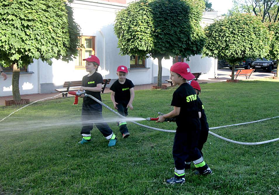Najmłodsi druhowie podczas ćwiczeń przed I Olimpiadą Międzynarodową