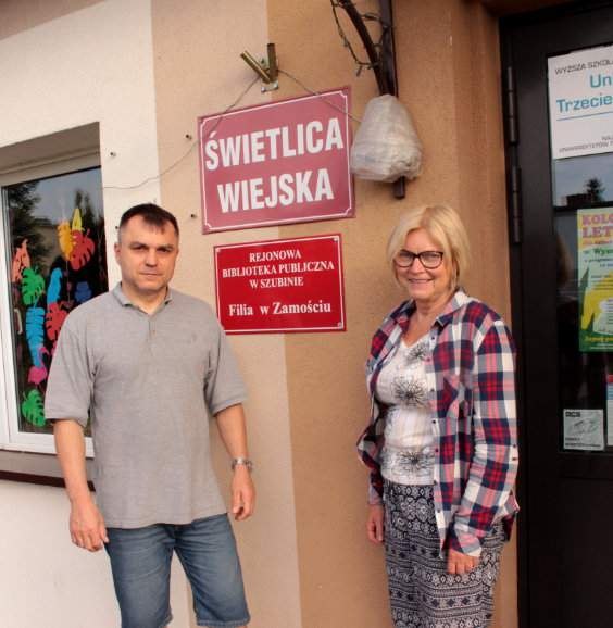 Teresa Stachowiak i Andrzej Sobkowski – sołtys, przed świetlicą, w której spotkania w reżimie sanitarnym też już się odbywają
