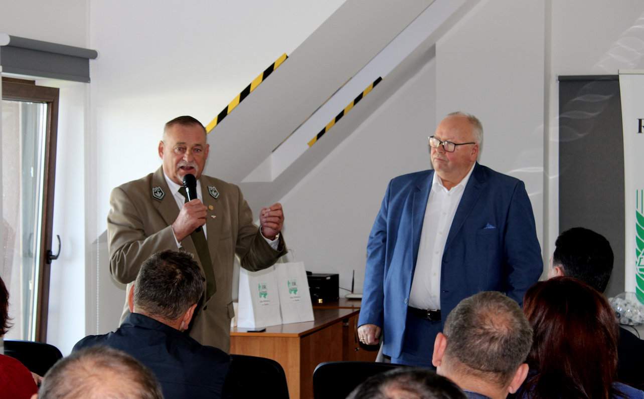 Odstrzał dzików to jeden z elementów ochrony przed ASF – przekonywali podczas spotkania Zdzisław Dzwonnik (z lewej) oraz Wacław Bortnik