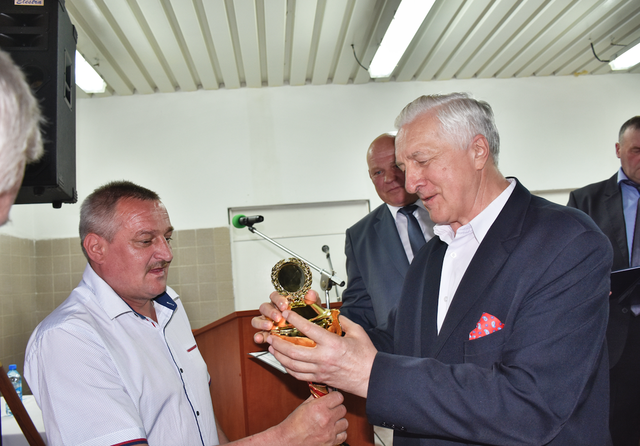 Prezes KZSM Waldemar Broś (z prawej) składa gratulacje największemu dostawcy mleka OSM Końskie Konradowi Turlińskiemu