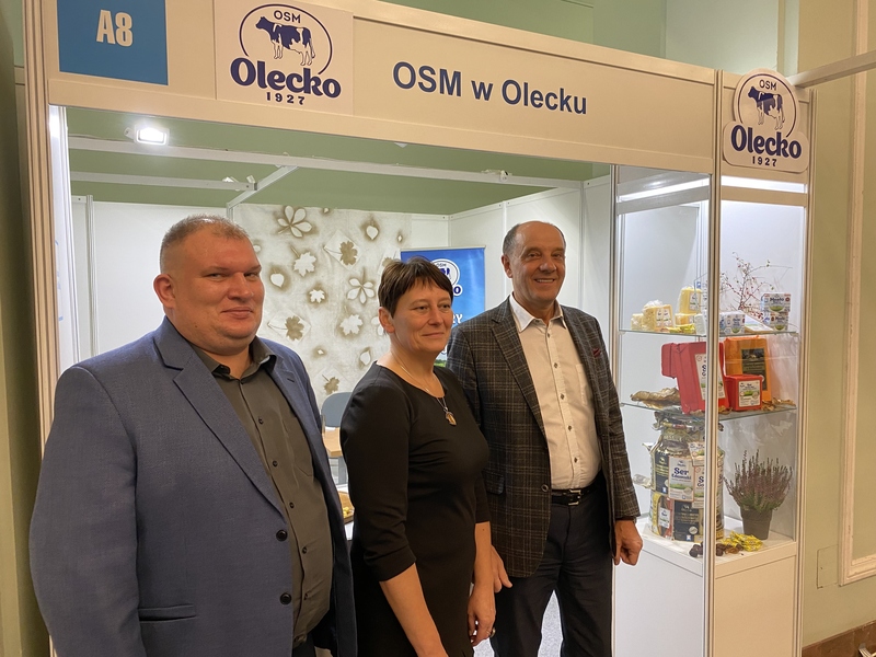 Od lewej: Łukasz Iber, Agnieszka Ćwirko, Jerzy Skorupski – prezes zarządu OSM w Olecku