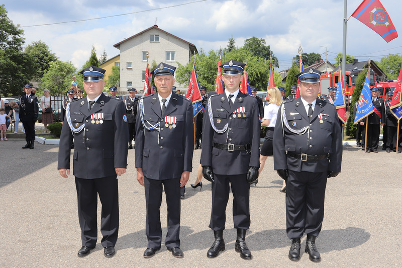 Druhowie odznaczeni złotym medalem za zasługi dla pożarnictwa, od lewej: Paweł Sowa, Włodzimierz Belka, Marcin Belka, Cezary Liszewski