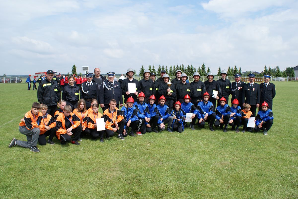 Zwycięska ekipa po gminnych zawodach sportowo-pożarniczych w Rudnikach