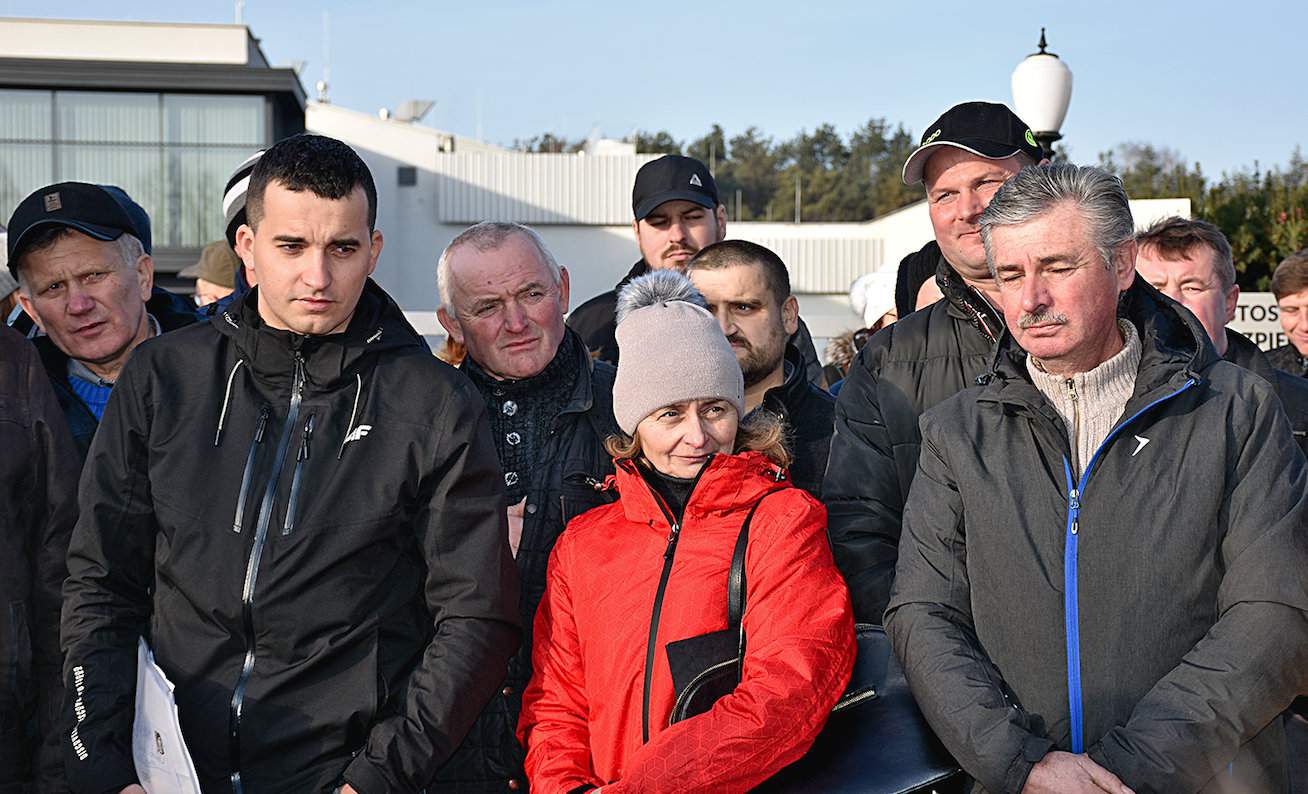 Rolnicy wypowiadający się do kamery Polsatu, wśród nich był m.in. Łukasz Grala – młody rolnik pierwszy z lewej na pierwszym planie