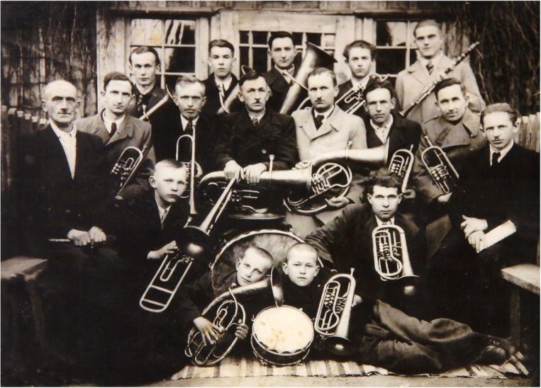 Orkiestra OSP Czajków. Zdjęcie zrobiono 10 kwietnia 1949 roku. To te instrumenty członkowie przechowali w piasku pod sceną
