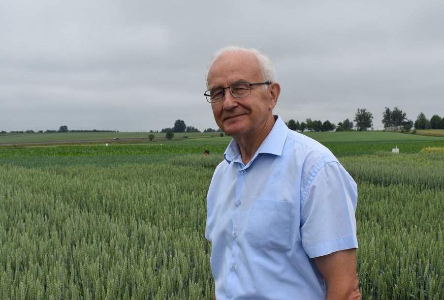 Henryk Pastuszek, dyrektor Stacji Doświadczalnej Oceny Odmian we Wrócikowie jak co roku towarzyszył rolnikom podczas lustracji poletek i chętnie odpowiadał na pytania