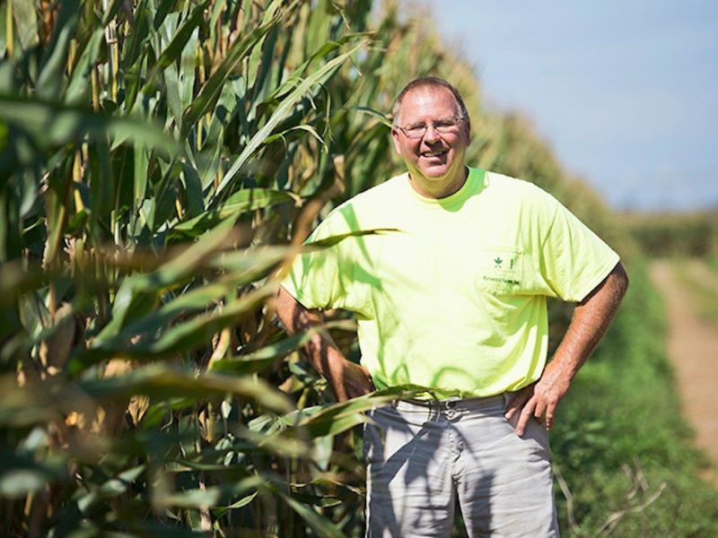 David Hula, mieszkaniec Charles City w stanie Wirginia ciągle poprawia światowe rekordy plonowania kukurydzy. W 2019 r. dokonał tego po raz czwarty pokonując pułap 600 buszli z akra. Hodowcy i rekordzista twierdzą, że potencjał plonowania obecnych mieszańców kukurydzy oscyluje na poziomie 800–850 buszli z akra, a to daje możliwość bicia kolejnych rekordów
