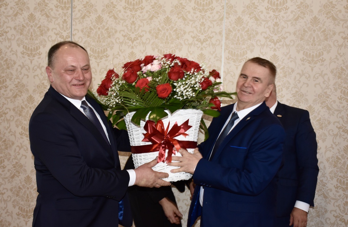 Delegaci w imieniu wszystkich członków oraz pracowników wręczyli prezesowi Sapińskiemu ogromny bukiet z okazji 43. rocznicy pracy w spółdzielni w Wysokiem Mazowieckiem. Na zdjęciu kosz z kwiatami przekazuje Stanisław Radziszewski