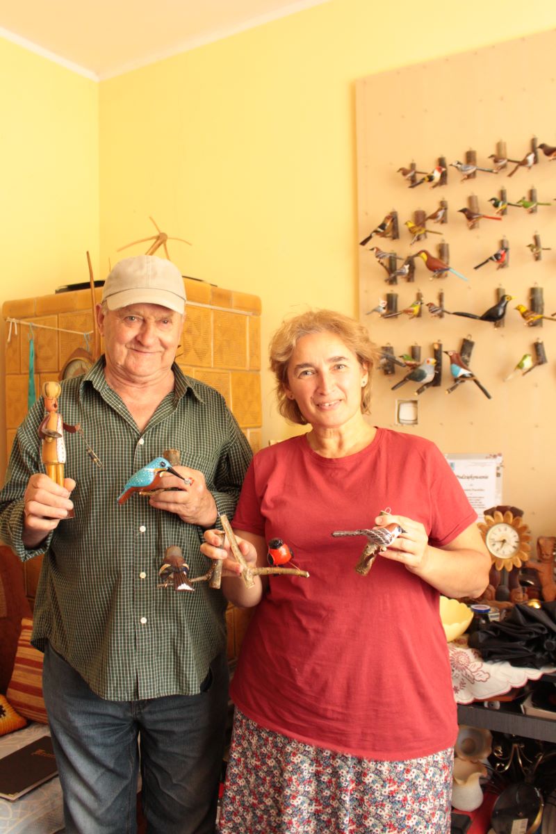 Zygmunt Paschilke z panią Agnieszką, wrocławianką, która podczas naszej rozmowy wstąpiła, żeby kupić kolejne drewniane ptaszki do domu