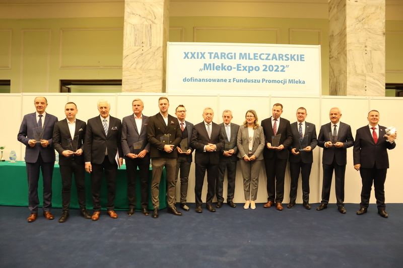 Przedstawiciele spółdzielni mleczarskich ze statuetkami Agencji Restrukturyzacji i Modernizacji Rolnictwa dla 10 najlepszych spółdzielni w 2021 roku wyłonionych z rankingu opracowanego przez KZSM Zw. Rew.