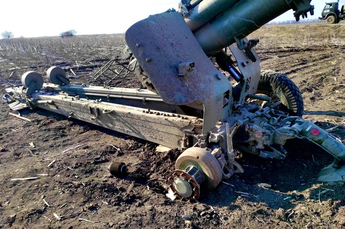 Znacznie większym problemem niż porzucony sprzęt (na zdjęciu uszkodzona armatohaubica porzucona na ściernisku po kukurydzy) będą dla rolników z Ukrainy pozostawione na polach miny