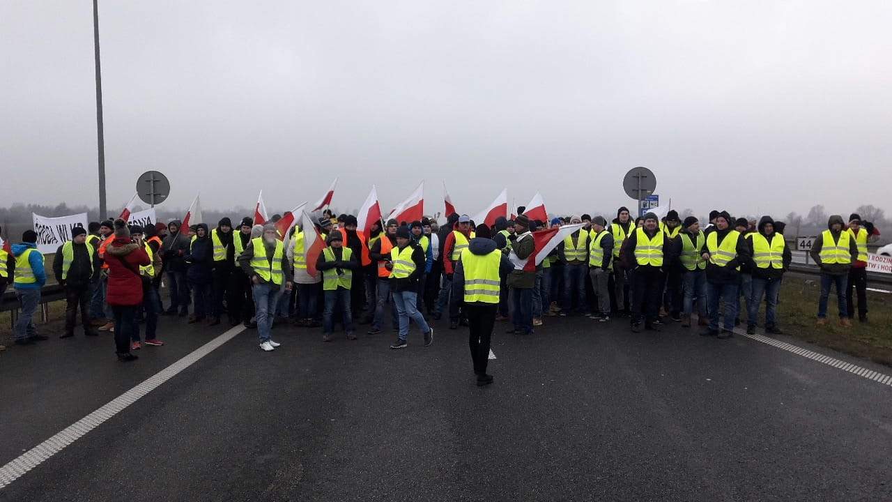 Około 100 rolników zorganizowało protest na autostradzie A2 do Warszawy pod Pruszkowem