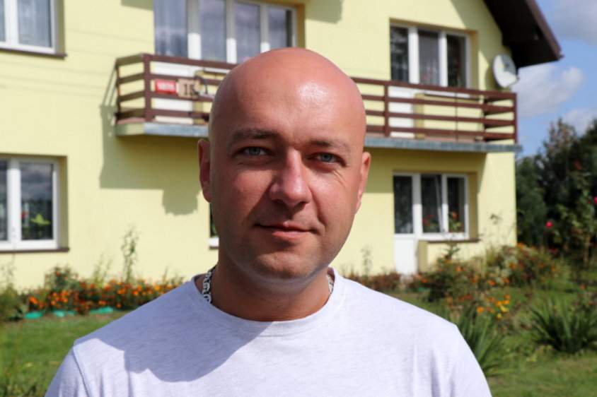 Marcin Tarajko ratuje ludzkie życie, jeżdżąc w pogotowiu jako ratownik medyczny. W przerwach w pracy sprzedaje nawozy i pracuje w polu