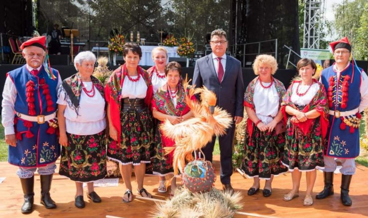 Członkinie i członkowie koła gospodyń w Sieciechowicach z wójtem Andrzejem Mrozem podczas tegorocznych dożynek
