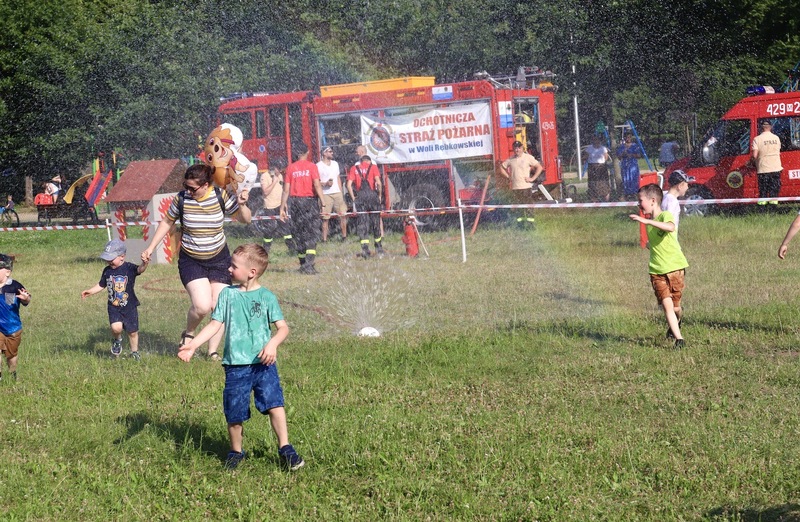 Starżacy z OSP Wola Rębkowska w upalną niedzielę zaproponowali orzeźwiającą kurtynę wodną, która stała się prawdziwą gratką dla najmłodszych