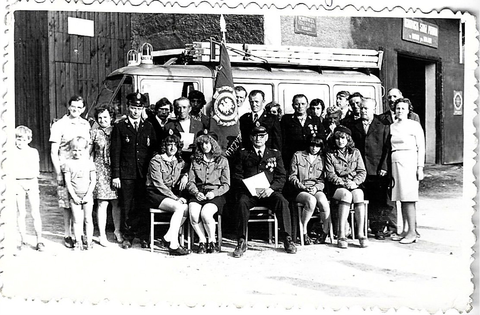 Jedno z najstarszych zachowanych zdjęć strażaków OSP Dzikowiec – lata 70. XX wieku