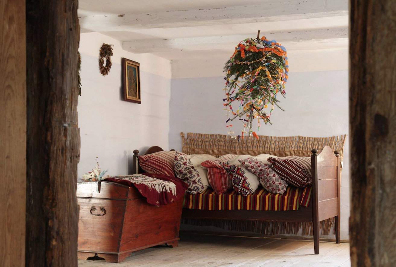 Tak wyglądały pierwsze dekoracje choinkowe w wiejskich domach na terenach słowiańskich. Pod sufitem zawieszano podłaźniczkę, która była ściętym czubkiem iglastego drzew