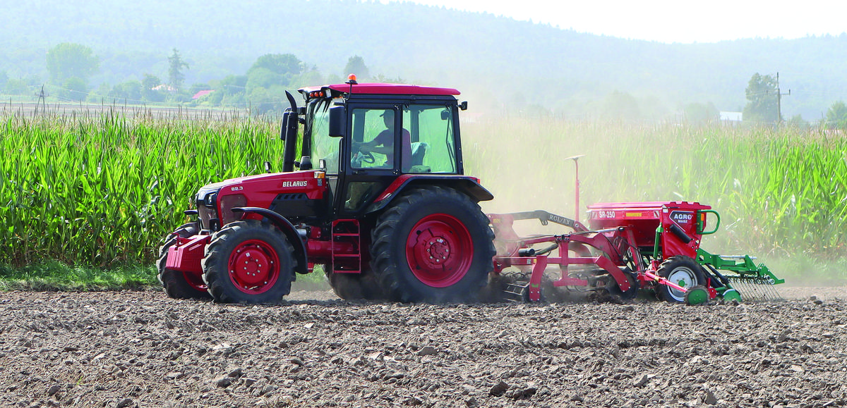 Traktor Belarus 82.3 testowany podczas siewu rzepaku