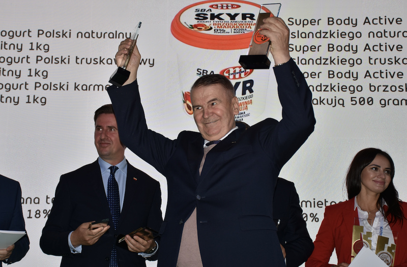 Triumfujący prezes Dariusz Sapiński po odebraniu 18 złotych medali przyznanych Mlekovicie na Polagra Food 2022