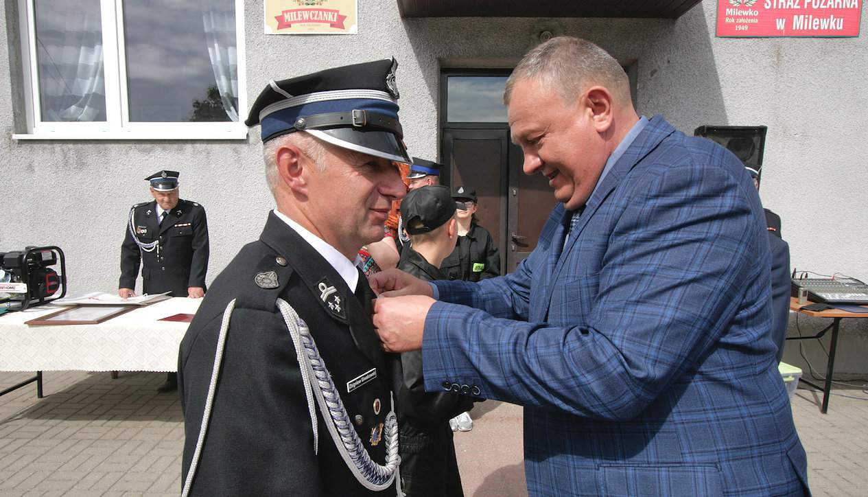 Wójt Dariusz Franczak odznacza srebrnym medalem za zasługi dla pożarnictwa dh. Zbigniewa Siwakowskiego
