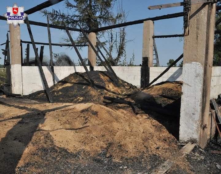 W czasie pożaru rodzina rolników z Rokitna straciła m.in. 70 ton zboża, ciągnik rolniczy, przyczepy i samochody 