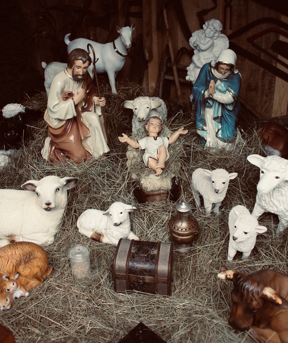 W karczewskiej szopce jest miejsce na Świętą Rodzinę, ale i kolekcję bibelotów na podwieszonej półce