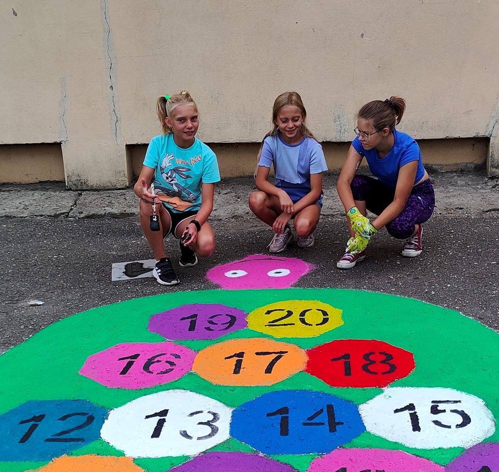 Gry podwórkowe, czyli hiperplansze malowane przez dzieci w ramach projektu „Kolorowe boisko”
