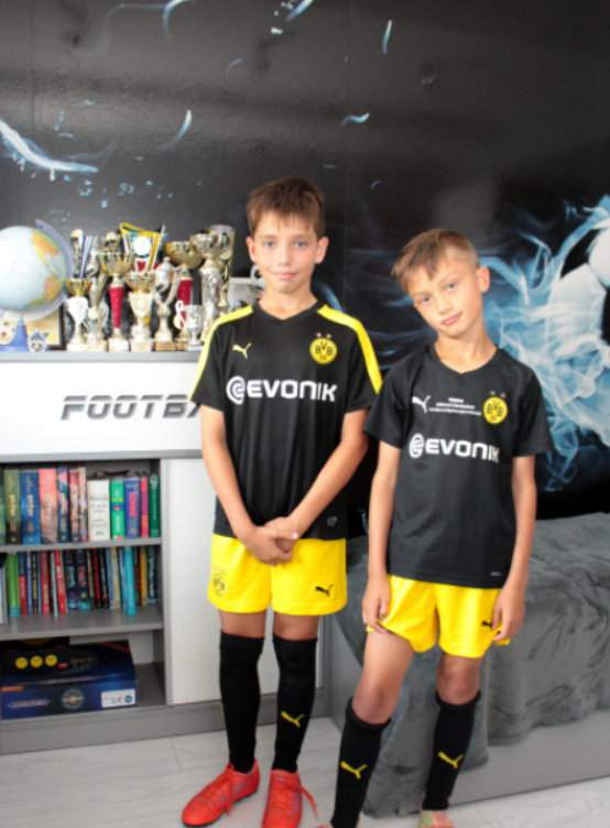Mateusz (z lewej) i Bartek z dumą noszą kolory Borusii Do​rtmund. I z jeszcze większą uczestniczą w obozach Akademii BVB