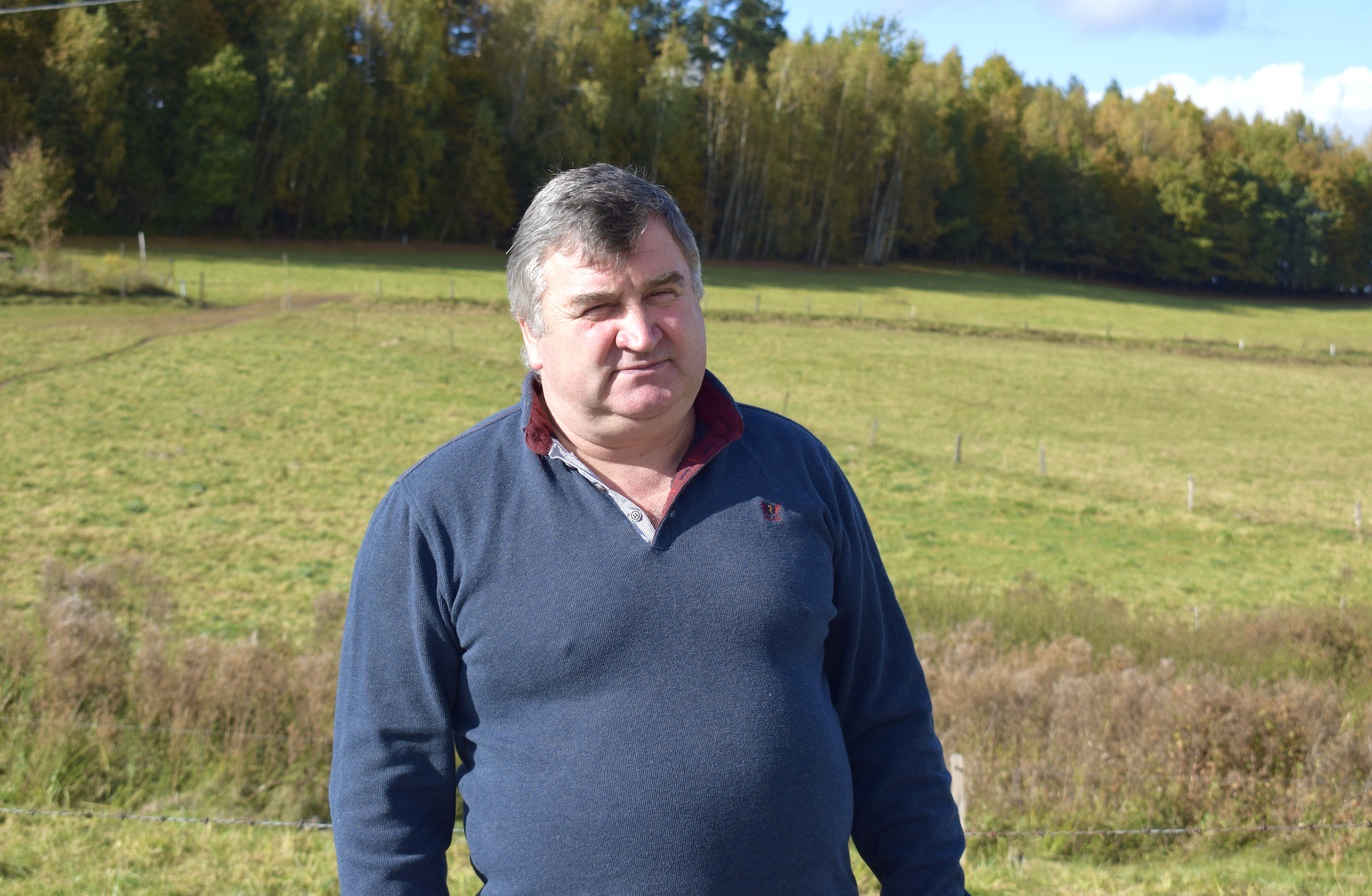 Regina i Konrad Liedmannowie prowadzą gospodarstwo ekologiczne w miejscowości Zalesie, w gminie Barczewo. Uprawiają łącznie 57 ha, z czego większość stanowią użytki zielone, ok. 10 ha zajmują zboża, głównie pszenżyto i mieszanka owsa z grochem, kilka hektarów rośliny strączkowe. Stado liczy ok. 100 sztuk bydła, w tym 30 mamek.