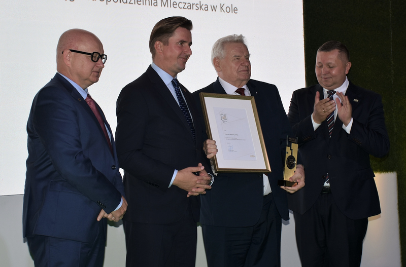 Prezes OSM Koło Czesław Cieślak (drugi z prawej) odbiera nagrodę „Złoty Medal Wybór Konsumentów Targów Polagra 2022”
